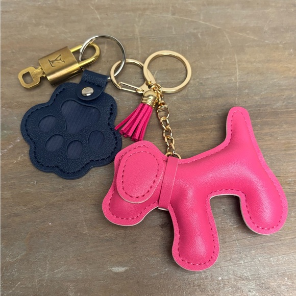 Authentic Louis Vuitton Lock &
Key Pink Dog
Tassle, Paw,Key Chain, Bag Charm - Picture 2 of 7